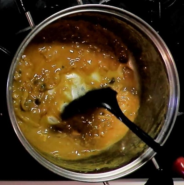 余ったカレーが入ったままの鍋で作るカレーチャーハン